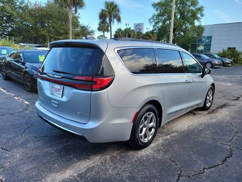 Used 2023 Chrysler Pacifica Limited FWD image 2