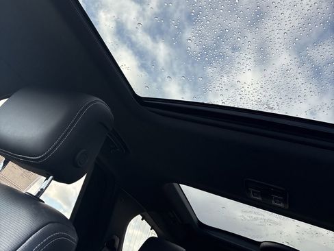 Used 2023 Land Rover Discovery S image 30