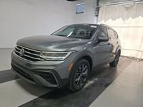 Used 2023 Volkswagen Tiguan SE w/ Panoramic Sunroof Package FWD image 12