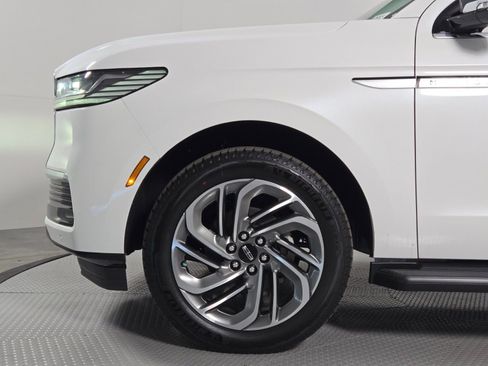 New 2026 Lincoln Navigator L Premier AWD/4WD image 11