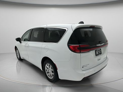 Used 2024 Chrysler Pacifica Touring-L FWD image 8