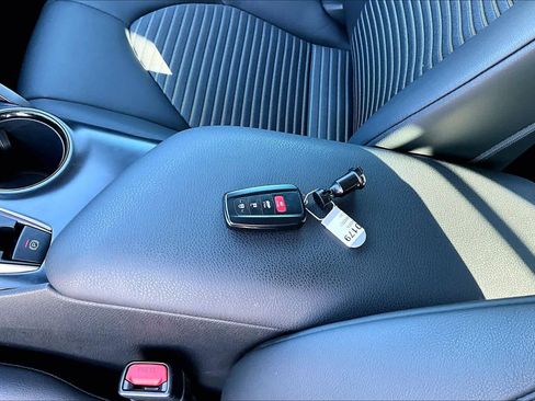 Used 2020 Toyota Camry SE image 14