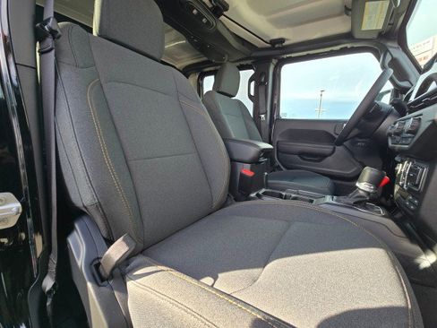 New 2025 Jeep Gladiator Sport image 12