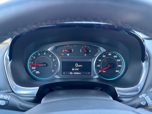 Used 2023 Chevrolet Traverse LT image 30