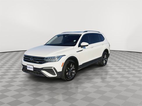 Used 2022 Volkswagen Tiguan SE w/ Panoramic Sunroof Package image 4