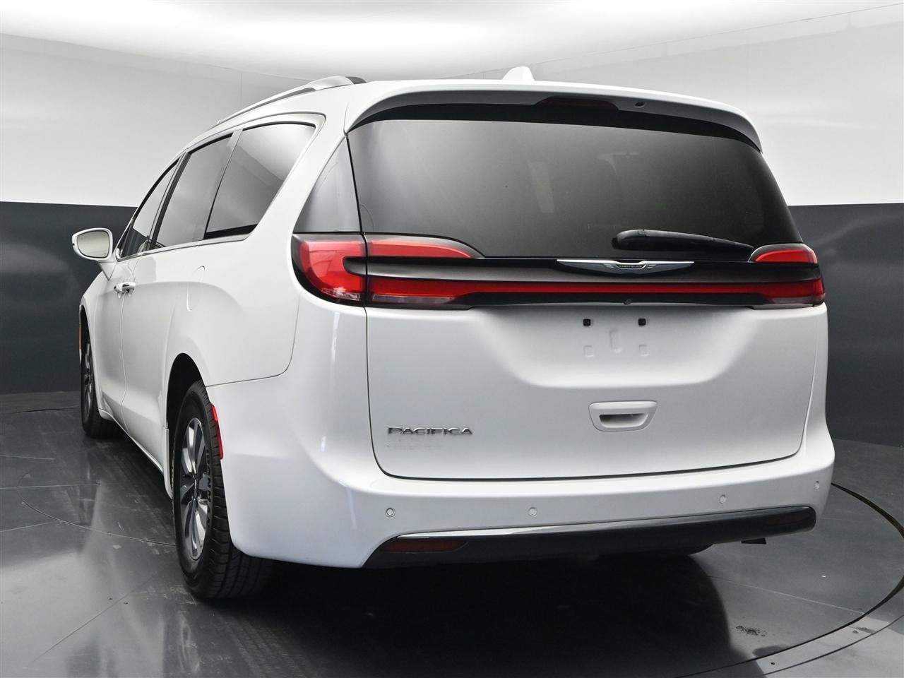 Used 2021 Chrysler Pacifica Touring-L FWD image 7