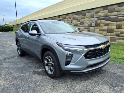 Used 2024 Chevrolet Trax LT w/ Driver Confidence Package FWD image 2