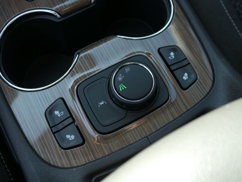 Used 2023 GMC Acadia SLE w/ Driver Convenience Package FWD image 23