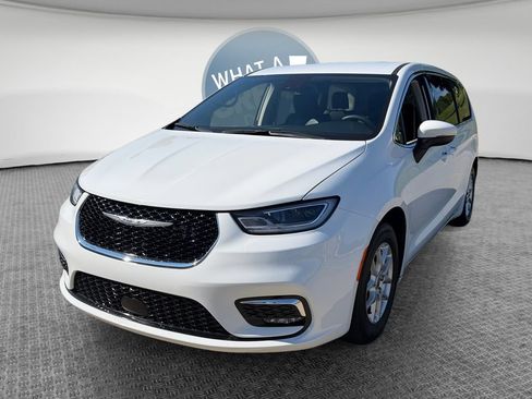 Used 2023 Chrysler Pacifica Touring-L FWD image 8