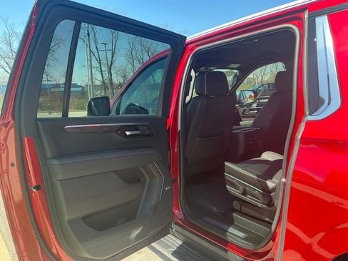 Used 2025 Chevrolet Suburban Premier AWD/4WD image 17