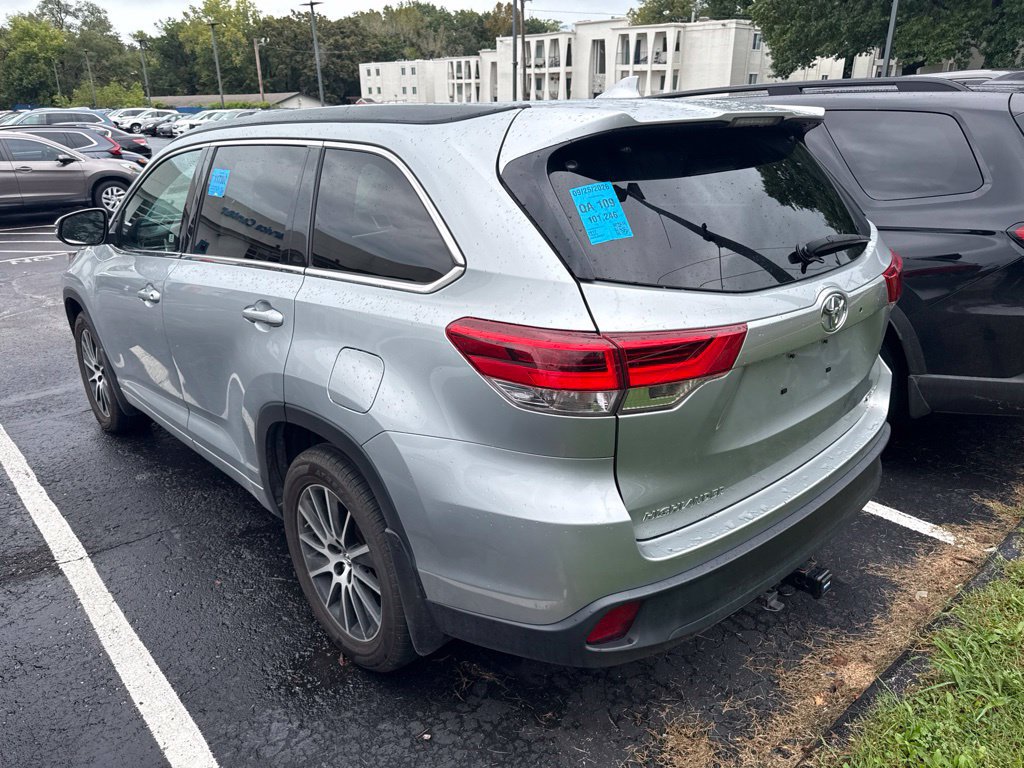 Used 2017 Toyota Highlander SE AWD/4WD image 4