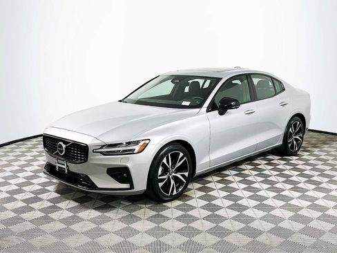 Used 2025 Volvo S60 B5 Core image 3