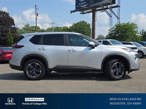 Used 2024 Nissan Rogue SV FWD image 14