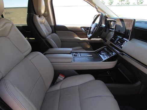 Used 2023 Lincoln Navigator Reserve AWD/4WD image 8
