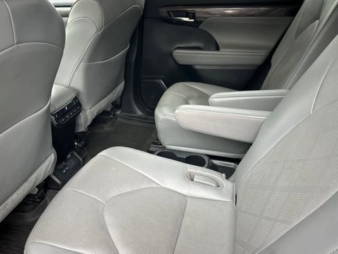 Used 2022 Toyota Highlander Platinum image 5