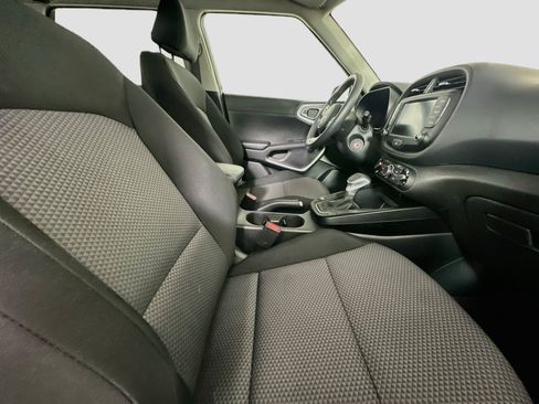 Used 2025 Kia Soul LX w/ LX Technology Package FWD image 28