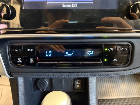 Used 2017 Toyota Corolla SE FWD image 17