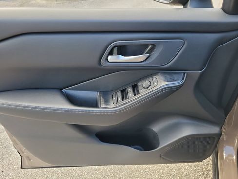 Used 2025 Nissan Rogue SV FWD image 13