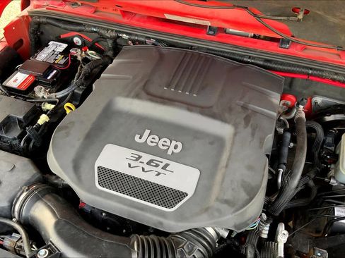 Used 2013 Jeep Wrangler Unlimited Sahara w/ Connectivity Group AWD/4WD image 31