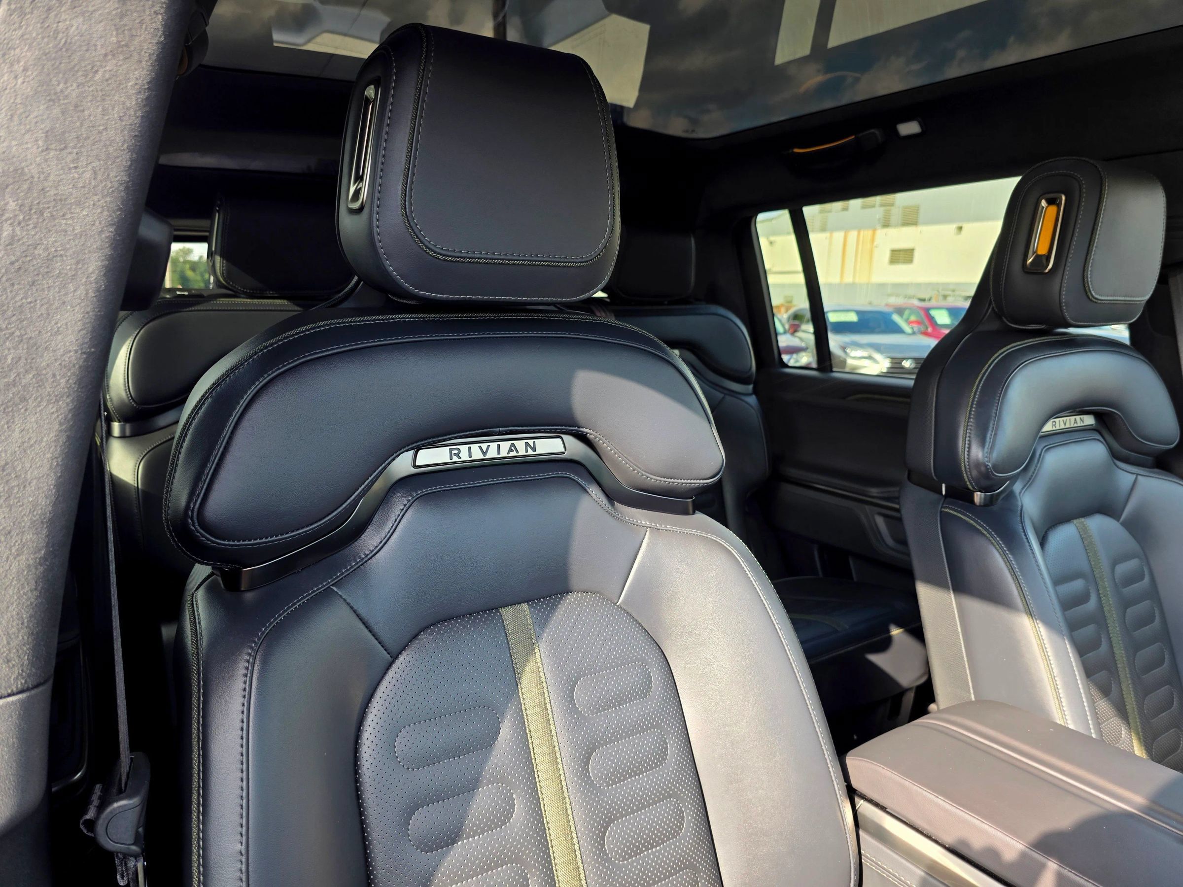 Used 2025 Rivian R1S Adventure Dual AWD/4WD image 47