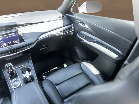 Used 2020 Cadillac XT4 Premium Luxury w/ Cold Weather Package FWD image 27