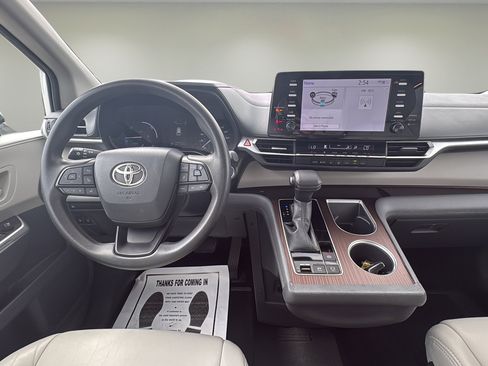 Used 2022 Toyota Sienna LE image 15