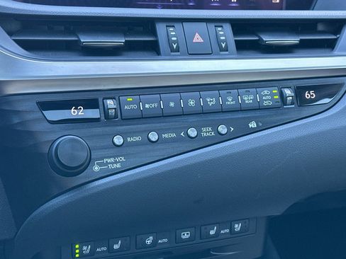 Used 2019 Lexus ES 300h w/ Luxury Package image 20