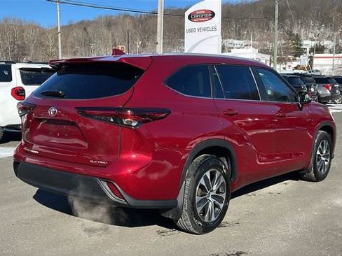 Certified 2024 Toyota Highlander XLE image 8