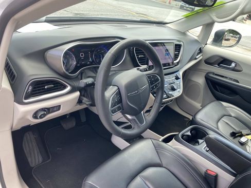 Used 2023 Chrysler Pacifica Touring-L FWD image 25