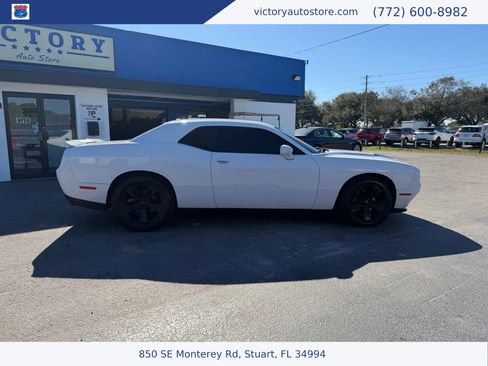 Used 2019 Dodge Challenger SXT image 4