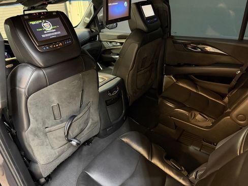 Used 2018 Cadillac Escalade ESV Platinum AWD/4WD image 39