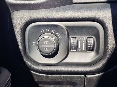 Used 2020 RAM 1500 Laramie AWD/4WD image 32