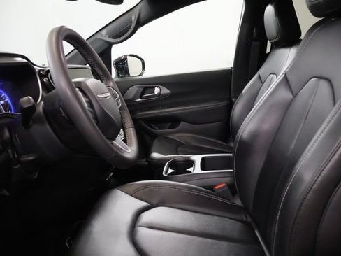 Used 2025 Chrysler Pacifica Select FWD image 11