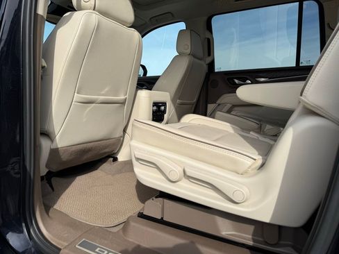 Used 2023 GMC Yukon XL Denali image 29