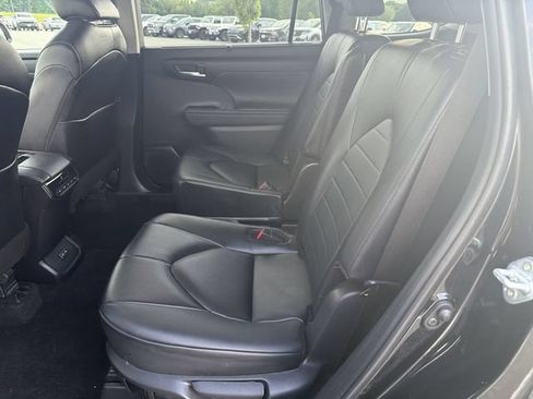 Used 2024 Toyota Highlander XLE AWD/4WD image 24