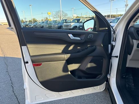 New 2025 Ford Escape SE w/ PHEV Premium Package FWD image 13