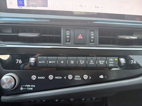 Used 2025 Lexus ES 300h w/ Luxury Package image 20