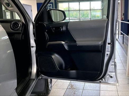 Used 2018 Toyota Tacoma SR5 AWD/4WD image 12