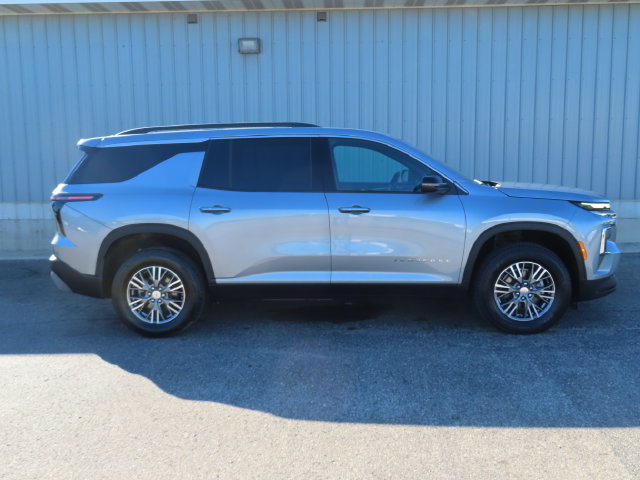 Used 2026 Chevrolet Traverse LT AWD/4WD image 2