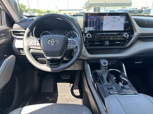 Used 2021 Toyota Highlander Limited AWD/4WD image 15