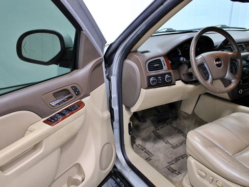 Used 2010 GMC Yukon SLT w/ SLT-2 Equipment Package AWD/4WD image 4