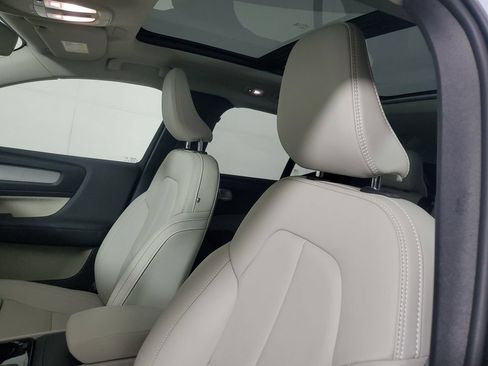 Certified 2026 Volvo XC40 B5 Plus AWD/4WD image 25