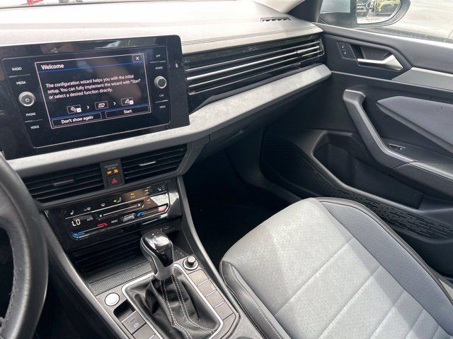 Used 2025 Volkswagen Jetta SE FWD image 11