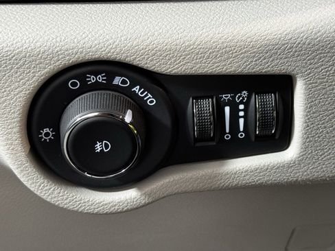 Used 2024 Chrysler Pacifica Touring-L image 18