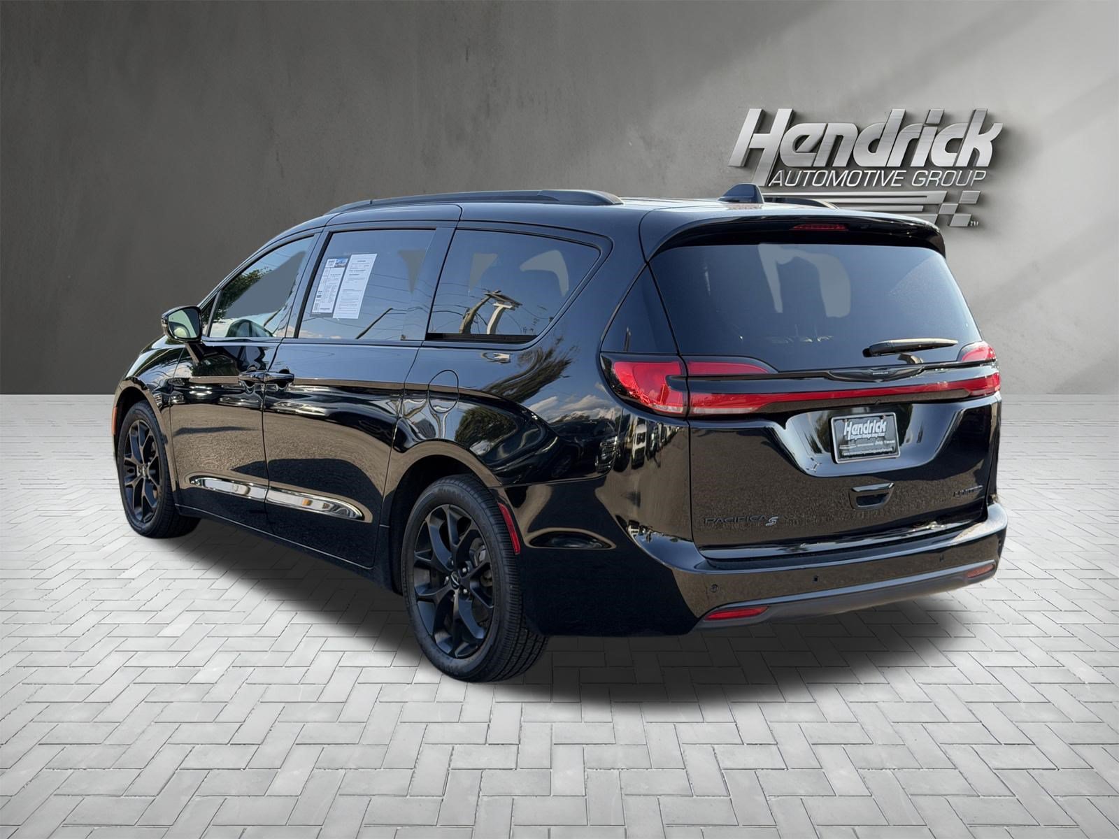 Used 2025 Chrysler Pacifica Limited FWD image 8