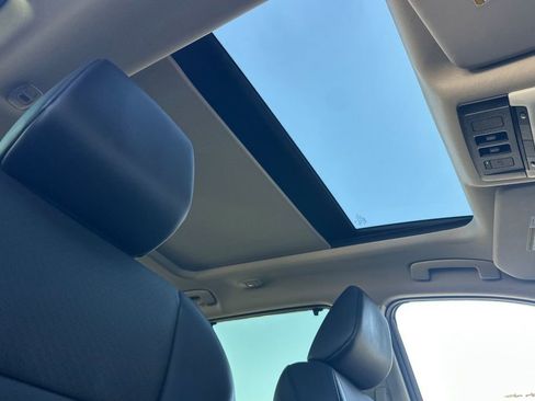 Used 2025 Nissan Rogue SV w/ SV Premium Package image 16