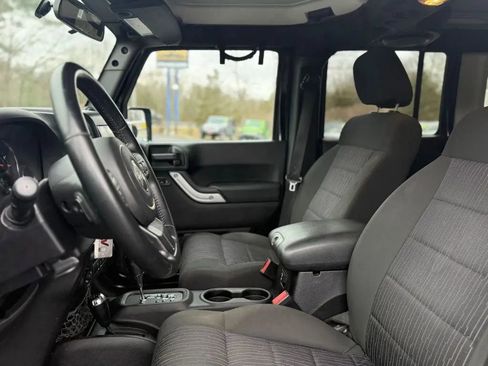 Used 2012 Jeep Wrangler Unlimited Sahara image 12