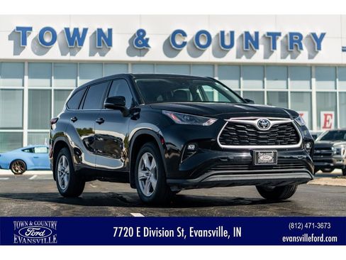 Used 2023 Toyota Highlander LE image 1