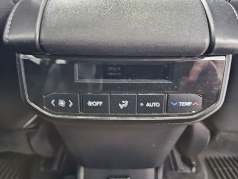 Used 2023 Toyota Highlander XLE image 11