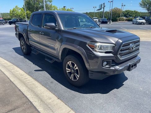 Used 2016 Toyota Tacoma TRD Sport w/ Towing Package AWD/4WD image 5